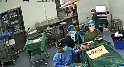 Bác sĩ tận tâm phẫu thuật cho bệnh nhân dù bàn mổ đang rung chuyển vì động đất